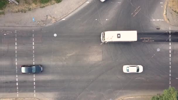 从空中俯瞰城市交通 汽车在十字路口的街道上行驶 — 图库视频影像