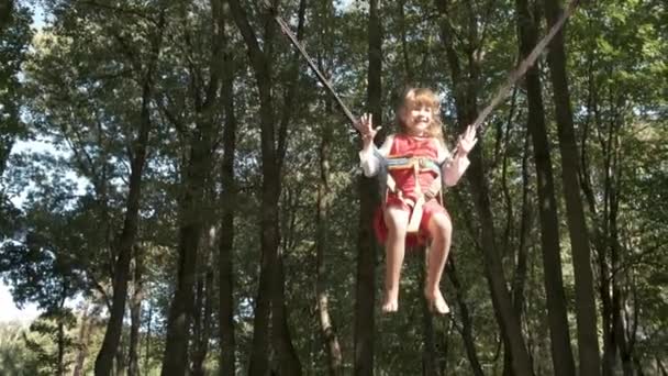 Menina Criança Pulando Preso Trampolim Parque Verão — Vídeo de Stock