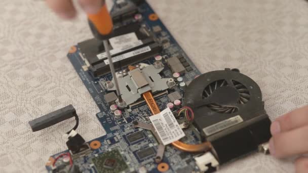 Gros plan de technicien mains réparer ordinateur portable système de refroidissement.