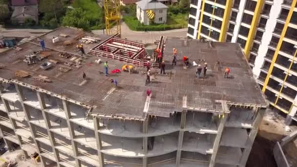 Trabalhadores Construção Civil Que Trabalham Estaleiro Novo Edifício Residencial Betão — Vídeo de Stock