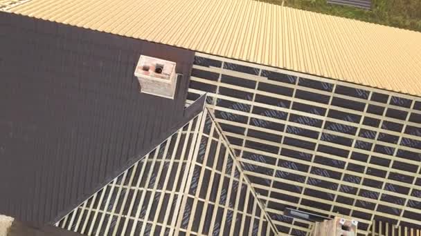 Letecký Pohled Nedokončený Dům Dřevěnou Střešní Konstrukcí Potaženou Kovovými Dlaždicemi — Stock video