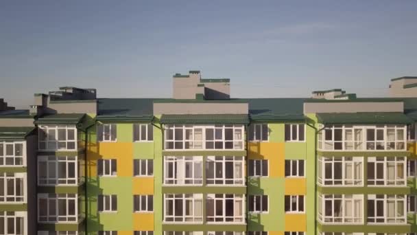 Images Aériennes Grand Immeuble Résidentiel Avec Nombreuses Fenêtres Balcons — Video