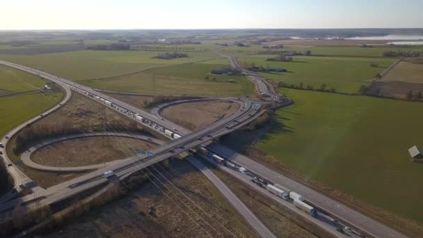 Luchtfoto Van Kruising Van Snelweg Met Rijdende Verkeerswagens — Stockvideo