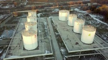  Petrol sanayi bölgesindeki büyük yakıt rezervlerinin hava görüntüleri..