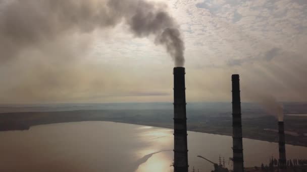 Zicht Vanuit Lucht Hoge Schoorsteenpijpen Met Grijze Rook Van Kolencentrales — Stockvideo