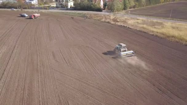 Pohled Shora Dolů Zelený Traktor Obdělávající Půdu Zasévající Suché Pole — Stock video