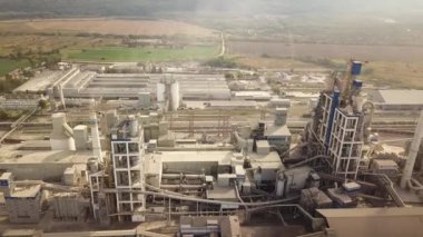 Endüstriyel üretim bölgesindeki çimento fabrikasının hava görüntüsü.