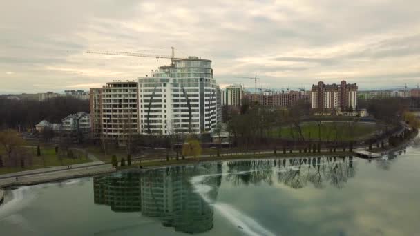 Wohn Oder Bürohochhaus Bau Ufer Eines Sees — Stockvideo