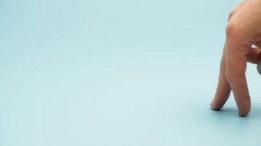 Bir insan gibi parmaklarıyla yürüyen komik insan elinin yakınına..