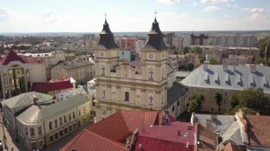 Ukrayna 'nın İvano-Frankivsk kentindeki tarihi merkezin hava manzarası.
