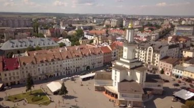 Ukrayna 'nın İvano-Frankivsk kentindeki tarihi merkezin hava manzarası.