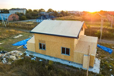 Yeni ve modern modüler evin inşaatı. İçinde köpük yalıtım malzemesi olan kompozit ahşap panellerden yapılmış duvarlar. Yeni enerji tasarruflu ev kavramı oluşturuluyor.