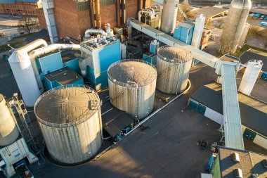 Petrol sanayi bölgesindeki büyük yakıt rezervlerinin ve petrol rafineri fabrikasının metal egzoz borularının havadan görünüşü.