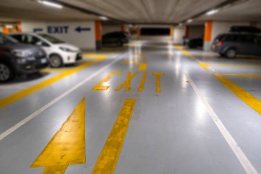 Bulanık modern arabalı sarı işaretler kapalı yeraltı otoparkının içine park edilmiş..