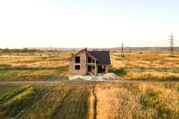 Maison Brique Inachevée Avec Structure Toit Bois Recouverte Carreaux Métalliques — Photo