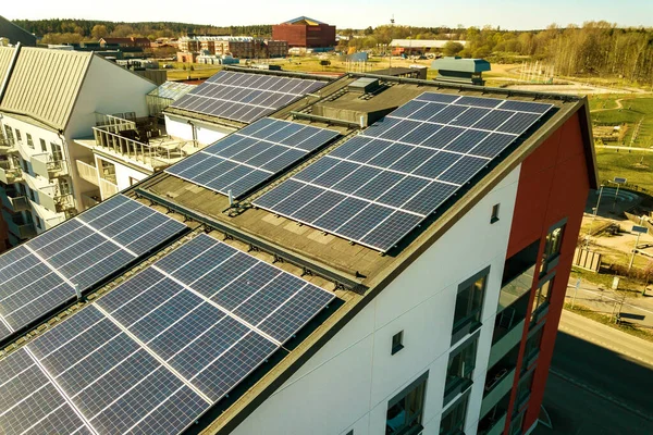 Luftaufnahme Von Photovoltaik Sonnenkollektoren Auf Dem Dach Eines Wohnblocks Zur — Stockfoto