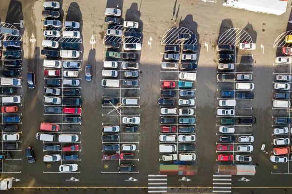 Bovenaanzicht Van Veel Auto Geparkeerd Een Parkeerplaats — Stockfoto