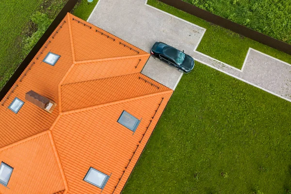 Vue Aérienne Toit Bardeaux Maison Avec Fenêtres Grenier Voiture Noire — Photo