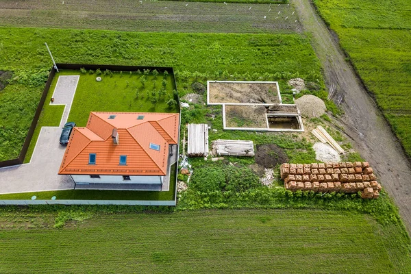 Luftaufnahme Eines Privathauses Mit Dachbodenfenstern Auf Dem Dach Gepflastertem Hof — Stockfoto