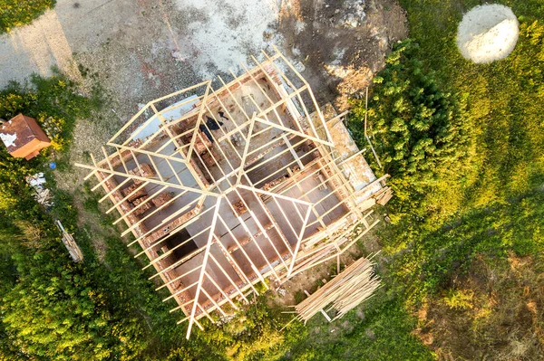 Vista Aérea Casa Tijolo Inacabado Com Estrutura Telhado Madeira Construção — Fotografia de Stock