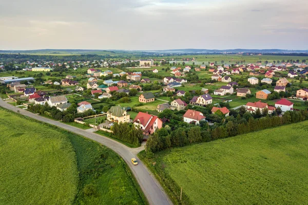 Paisaje Aéreo Pequeña Ciudad Pueblo Con Filas Casas Residenciales Árboles — Foto de Stock