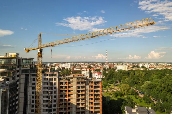 Apartamento Escritório Edifício Alto Construção Paredes Tijolo Janelas Vidro Andaimes — Fotografia de Stock