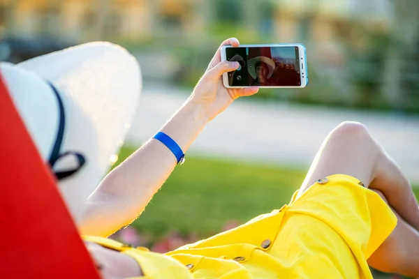 Jovem Mulher Vestido Verão Amarelo Tomando Selfie Com Seu Telefone — Fotografia de Stock