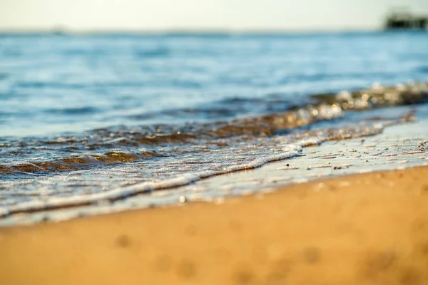 Primo Piano Piccole Onde Marine Con Acqua Limpida Blu Spiaggia — Foto Stock