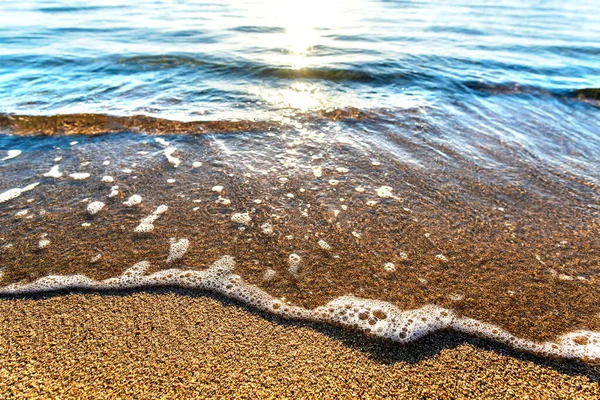 Close Small Sea Waves Clear Blue Water Yellow Sand Beach — Stock Photo, Image