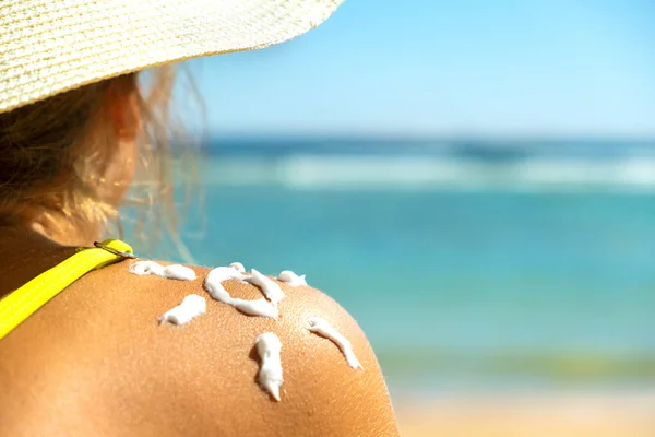 Back View Young Woman Tanning Beach Sunscreen Cream Sun Shape — Stock Photo, Image