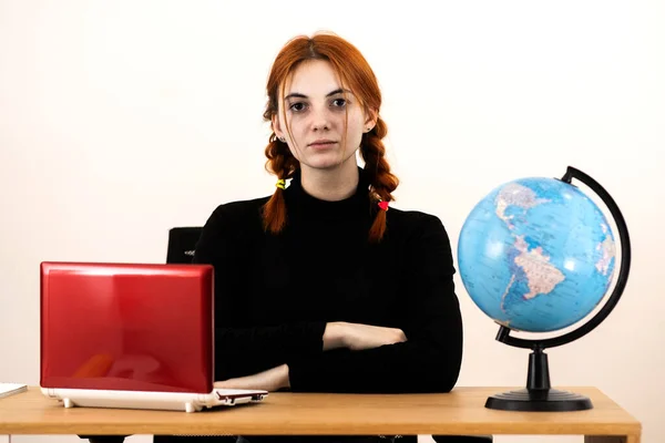 Mutlu Genç Ofis Çalışanı Masa Başında Dizüstü Bilgisayarı Cep Telefonu — Stok fotoğraf
