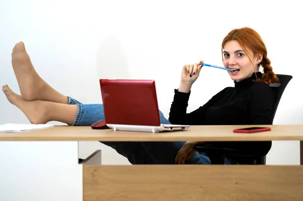 Feliz Joven Trabajadora Oficina Sentada Relajada Con Los Pies Mesa — Foto de Stock