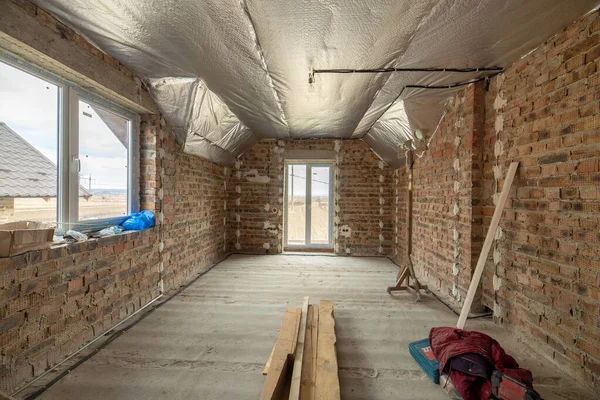 Belső Befejezetlen Téglaház Betonpadlóval Csupasz Falak Készen Vakolásra Építés Alatt — Stock Fotó
