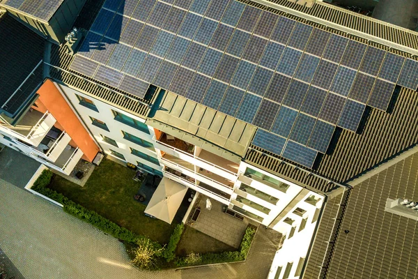 Luftaufnahme Von Photovoltaik Sonnenkollektoren Auf Dem Dach Eines Wohnblocks Zur lizenzfreie Stockfotos