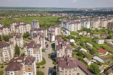 Daire ya da ofis manzarası yüksek binalar, park edilmiş arabalar, şehir manzarası. Drone hava fotoğrafçılığı.