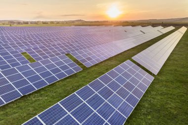 Mavi güneş voltaik panelleri sistemi kırsal alanda yenilenebilir temiz enerji üretiyor ve güneş arkaplanı oluşturuyor.