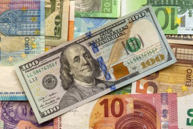 Para ve mali kavramı. Yeni yüz dolarlık banknot Ukrayna, Amerika ve Avrupa ulusal para birimi banknotlar renkli arka plan üzerinde.
