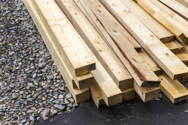 Bina yerinde doğal ahşap panoları yığını. Marançınlık, bina veya tamir için endüstriyel kereste, çatı inşaatı için kereste malzemesi.