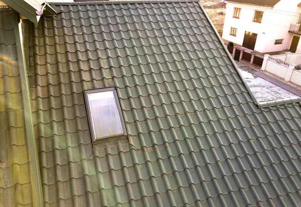 Närbild Nytt Vinden Plast Fönster Installerade Shingled Hus Tak Professionellt — Stockfoto