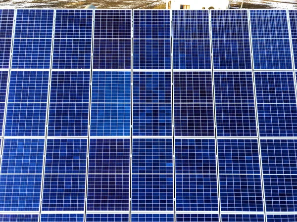 Крупный План Поверхности Освещенной Солнечными Голубыми Солнечными Фотопанелями Система Производства — стоковое фото