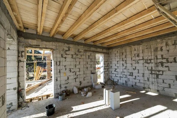 建設や改装中の家の部屋のインテリア 中空フォーム断熱ブロック 木製天井梁と屋根フレームの省エネ壁 — ストック写真