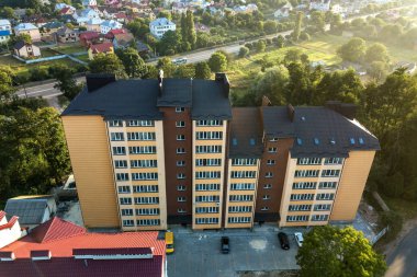 Yeşil yerleşim alanındaki çok katlı apartmanların havadan görünüşü.