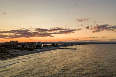 Karadeniz kıyısındaki Pomorie şehrinin hava manzarası. Birçok otel binası ve turistik altyapısı olan en iyi kumsal manzarası.