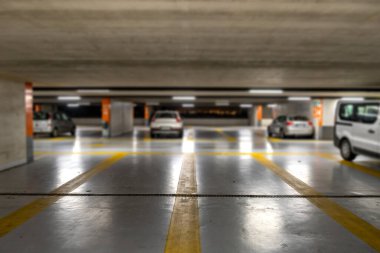 Bulanık modern arabalı sarı işaretler kapalı yeraltı otoparkının içine park edilmiş..