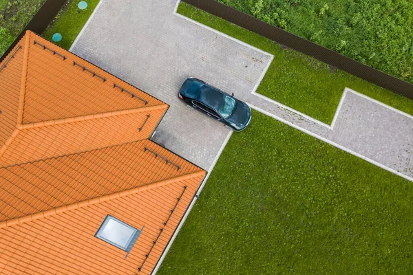 Vue Aérienne Toit Bardeaux Maison Avec Fenêtres Grenier Voiture Noire — Photo