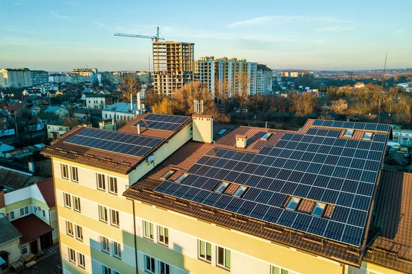 Luftaufnahme Vieler Photovoltaik Sonnenkollektoren Auf Dem Dach Eines Industriegebäudes — Stockfoto