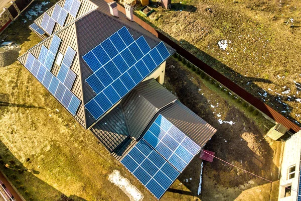 新的现代住宅别墅的空中俯瞰 屋顶上有蓝色闪亮的太阳能光伏电池板系统 可再生能源生态绿色能源生产概念 — 图库照片