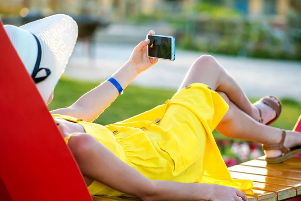 Jovem Mulher Vestido Verão Amarelo Tomando Selfie Com Seu Telefone — Fotografia de Stock