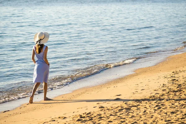 Mujer Joven Con Sombrero Paja Vestido Caminando Sola Playa Arena — Foto de Stock