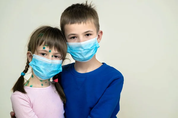 Αγόρι Και Κορίτσι Φορώντας Μπλε Προστατευτική Ιατρική Μάσκα Άρρωστος Ανεμοβλογιά — Φωτογραφία Αρχείου